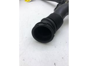 Gebruikte Aanzuigslang Lucht Ford EcoSport (JK8) 1.0 EcoBoost 12V 125 Prijs € 29,00 Margeregeling aangeboden door Wessel Parts & Service B.V.