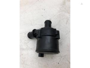 Gebruikte Waterpomp Volkswagen Polo VI (AW1) 1.0 TSI 12V Prijs € 39,00 Margeregeling aangeboden door Wessel Parts & Service B.V.