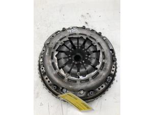 Gebruikte Vliegwiel Renault Kangoo (RK..) 1.3 TCE 100 16V Prijs € 199,00 Margeregeling aangeboden door Wessel Parts & Service B.V.