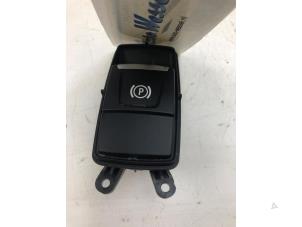 Gebruikte Schakelaar handrem BMW X1 (F48) sDrive 18i 1.5 12V TwinPower Turbo Prijs € 89,00 Margeregeling aangeboden door Wessel Parts & Service B.V.