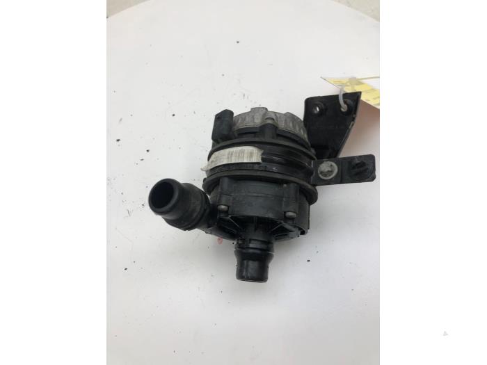 Gebruikte Waterpomp Mercedes GLC (X253) 2.2 250d 16V BlueTEC 4-Matic Prijs € 51,45 Margeregeling aangeboden door Wessel Parts & Service B.V.