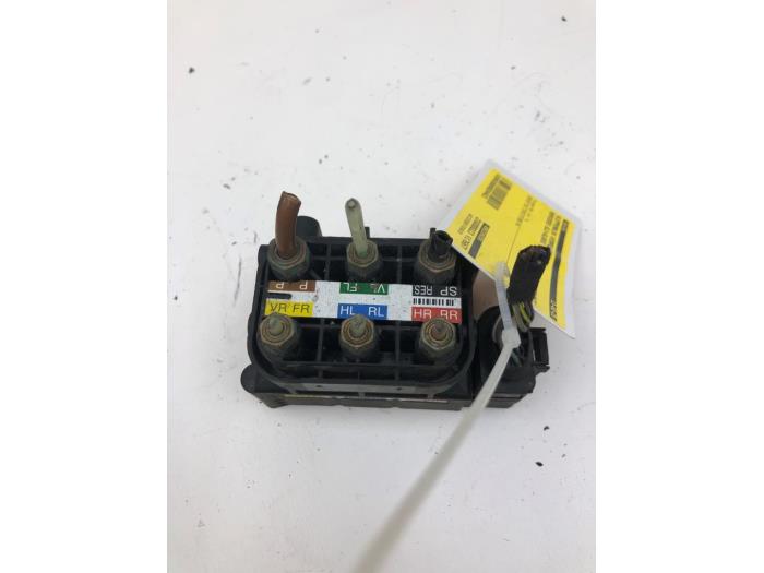Gebruikte Kleppenblok hydraulisch Mercedes GLC (X253) 2.2 250d 16V BlueTEC 4-Matic Prijs € 208,95 Margeregeling aangeboden door Wessel Parts & Service B.V.