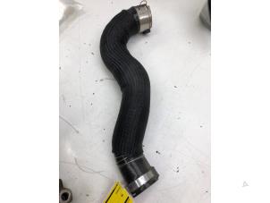 Gebruikte Intercooler Slang Opel Astra L (F3/FB/FM/FP) 1.6 Plug-in Hybrid Turbo 16V Prijs € 49,00 Margeregeling aangeboden door Wessel Parts & Service B.V.