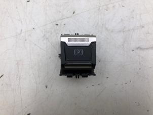 Gebruikte Schakelaar handrem Opel Astra L (F3/FB/FM/FP) 1.6 Plug-in Hybrid Turbo 16V Prijs € 29,00 Margeregeling aangeboden door Wessel Parts & Service B.V.