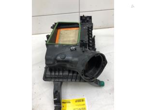 Gebruikte Luchtfilterhuis Mercedes Vito (447.6) 2.0 116 CDI 16V 4x4 Prijs € 79,00 Margeregeling aangeboden door Wessel Parts & Service B.V.