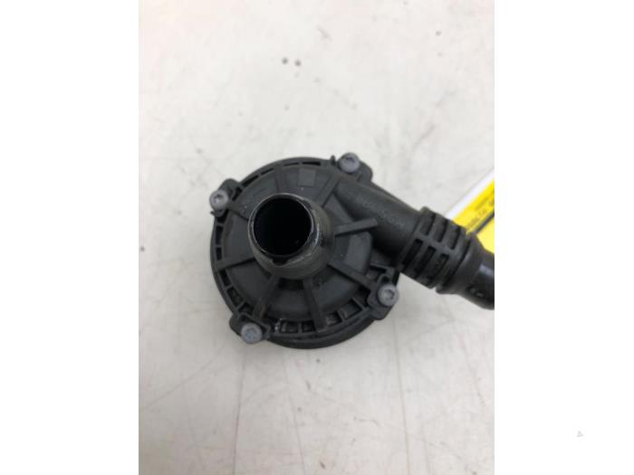 Waterpomp van een Mercedes-Benz A (177.0) 1.3 A-180 Turbo 16V 2022