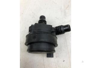 Gebruikte Koelvloeistof pomp Mercedes A (177.0) 1.3 A-180 Turbo 16V Prijs € 49,00 Margeregeling aangeboden door Wessel Parts & Service B.V.