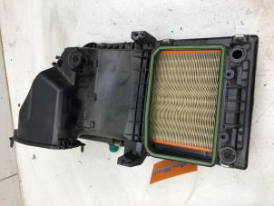 Gebruikte Luchtfilterhuis Mercedes E (W213) E-200d 1.6 Turbo 16V Prijs € 79,00 Margeregeling aangeboden door Wessel Parts & Service B.V.