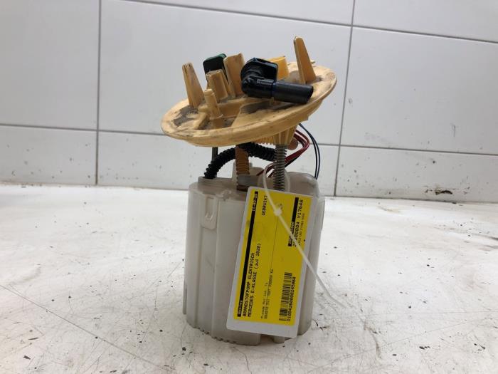 Gebruikte Tank element Pomp Mercedes E (W213) E-200d 1.6 Turbo 16V Prijs € 93,45 Margeregeling aangeboden door Wessel Parts & Service B.V.