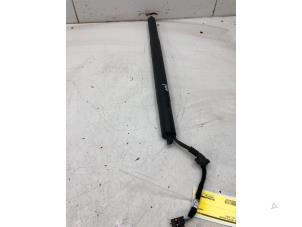 Gebruikte Kofferdekseldemper rechts-achter Audi Q4 Sportback (4FN) 40 e-tron Prijs € 149,00 Margeregeling aangeboden door Wessel Parts & Service B.V.