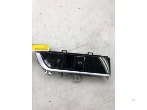 Gebruikte Schakelaar handrem Kia Sportage (NQ5E) 1.6 T-GDi MHEV 16V AWD Prijs € 149,00 Margeregeling aangeboden door Wessel Parts & Service B.V.