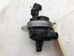 Gebruikte Waterpomp Mercedes E (W213) E-200d 1.6 Turbo 16V Prijs € 39,00 Margeregeling aangeboden door Wessel Parts & Service B.V.
