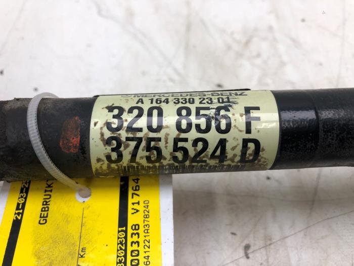 Gebruikte Steekas links-voor Mercedes ML II (164/4JG) 3.0 ML-320 CDI 4-Matic V6 24V Prijs € 82,95 Margeregeling aangeboden door Wessel Parts & Service B.V.