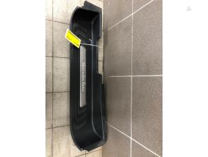 Gebruikte Voorinstap rechts Mercedes EQV 300 Prijs € 99,00 Margeregeling aangeboden door Wessel Parts & Service B.V.