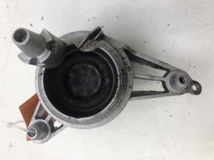 Gebruikte Motorrubber Mercedes C (W206) C-300 e 2.0 Turbo Prijs € 49,00 Margeregeling aangeboden door Wessel Parts & Service B.V.