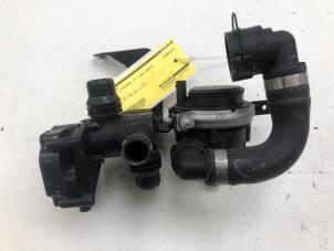 Gebruikte Waterpomp Mercedes C (W206) C-300 e 2.0 Turbo Prijs € 125,00 Margeregeling aangeboden door Wessel Parts & Service B.V.