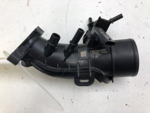 Gebruikte Aanzuigslang Lucht Renault Captur II (RJB) 1.3 Mild Hybrid 140, TCe 140 16V Prijs € 39,00 Margeregeling aangeboden door Wessel Parts & Service B.V.