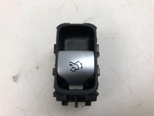 Gebruikte Schakelaar achterklep Mercedes C (W206) C-300 e 2.0 Turbo Prijs € 29,00 Margeregeling aangeboden door Wessel Parts & Service B.V.