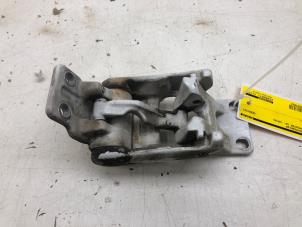 Gebruikte Scharnier Achterklep Mercedes Sprinter 3,5t (907.6/910.6) 311 CDI 2.1 D FWD Prijs € 45,00 Margeregeling aangeboden door Wessel Parts & Service B.V.