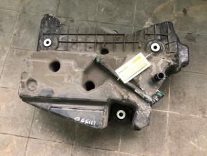 Gebruikte Adblue tank Mercedes E (W213) E-200d 1.6 Turbo 16V Prijs € 699,00 Margeregeling aangeboden door Wessel Parts & Service B.V.