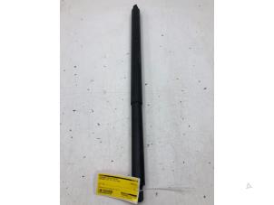 Gebruikte Kofferdekseldemper rechts-achter Mercedes GLE (V167) 350 e 2.0 16V 4-Matic Prijs € 99,00 Margeregeling aangeboden door Wessel Parts & Service B.V.