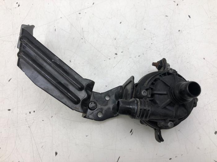 Gebruikte Waterpomp Mercedes GLE (V167) 350 e 2.0 16V 4-Matic Prijs € 51,45 Margeregeling aangeboden door Wessel Parts & Service B.V.