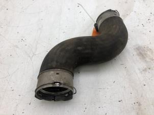 Gebruikte Intercooler Slang Mercedes Sprinter 3,5t (910.0/910.1/907.1/907.2) 316 CDI 2.1 D RWD Prijs € 39,00 Margeregeling aangeboden door Wessel Parts & Service B.V.