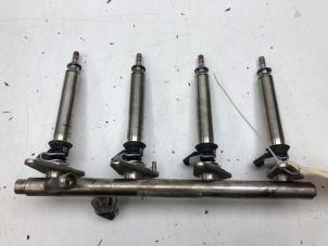 Gebruikte Injector brug Mercedes C Estate (S205) C-350 e 2.0 16V Prijs € 149,00 Margeregeling aangeboden door Wessel Parts & Service B.V.