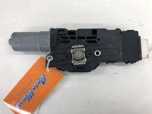 Gebruikte Schuifdak Motor Mercedes GLE (V167) 350de 2.0 Turbo 16V 4-Matic Prijs € 89,00 Margeregeling aangeboden door Wessel Parts & Service B.V.