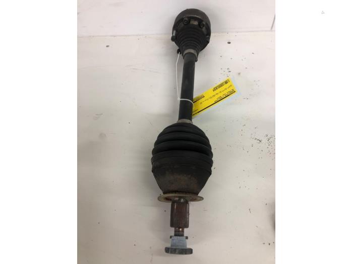 Gebruikte Aandrijfas links-voor Volkswagen Polo VI (AW1) 1.6 TDI 16V 80 Prijs € 208,95 Margeregeling aangeboden door Wessel Parts & Service B.V.