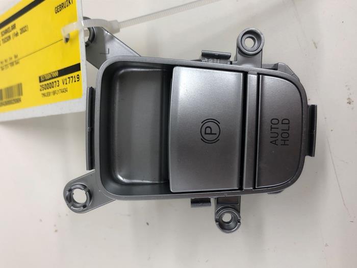 Gebruikte Schakelaar handrem Hyundai Tucson (NX) 1.6 T-GDI HEV Prijs € 36,75 Margeregeling aangeboden door Wessel Parts & Service B.V.