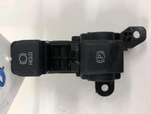 Gebruikte Handrem schakelaar Toyota Yaris Cross (PB1/PJ1) 1.5 12V Hybrid 115 Prijs € 35,00 Margeregeling aangeboden door Wessel Parts & Service B.V.