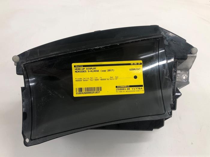 Gebruikte Head-up display Mercedes S (222.0/222.1) 3.0 S-400d 4-Matic Prijs € 681,45 Margeregeling aangeboden door Wessel Parts & Service B.V.