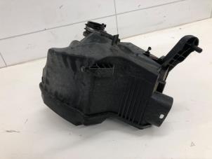 Gebruikte Luchtfilterhuis Renault Twingo III (AH) 1.0 SCe 75 12V Prijs € 39,00 Margeregeling aangeboden door Wessel Parts & Service B.V.