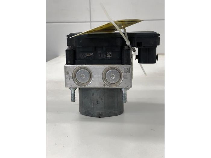 Gebruikte ABS Pomp Renault Twingo III (AH) 1.0 SCe 75 12V Prijs € 131,25 Margeregeling aangeboden door Wessel Parts & Service B.V.