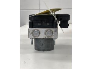 Gebruikte ABS Pomp Renault Twingo III (AH) 1.0 SCe 75 12V Prijs € 125,00 Margeregeling aangeboden door Wessel Parts & Service B.V.