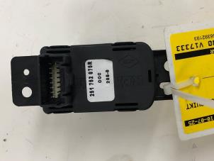 Gebruikte Handrem schakelaar Renault Zoé (AG) R135 Prijs € 29,00 Margeregeling aangeboden door Wessel Parts & Service B.V.