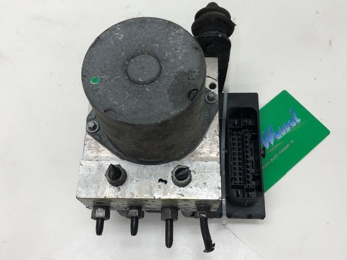 ABS Pomp van een Audi A4 Avant (B8) 2.0 TDI 16V 2014