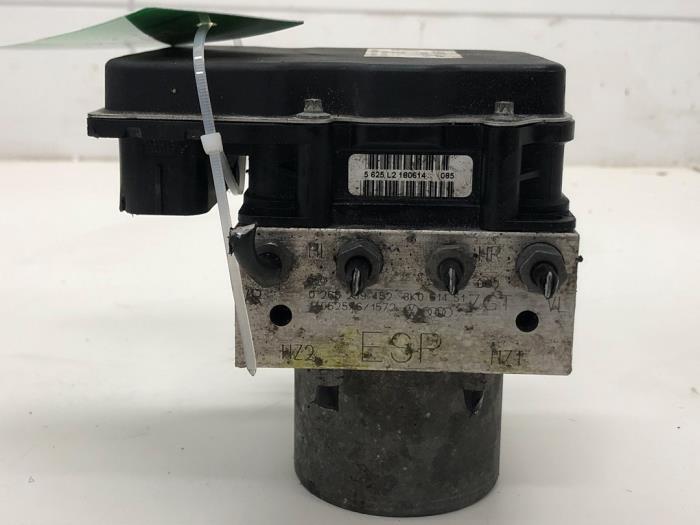 ABS Pomp van een Audi A4 Avant (B8) 2.0 TDI 16V 2014