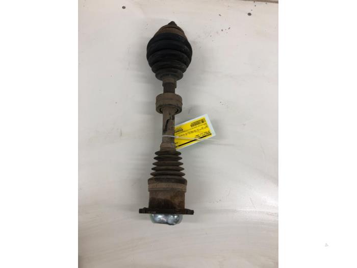 Gebruikte Aandrijfas links-voor Volkswagen Polo IV (9N1/2/3) 1.4 TDI 70 Prijs € 61,95 Margeregeling aangeboden door Wessel Parts & Service B.V.