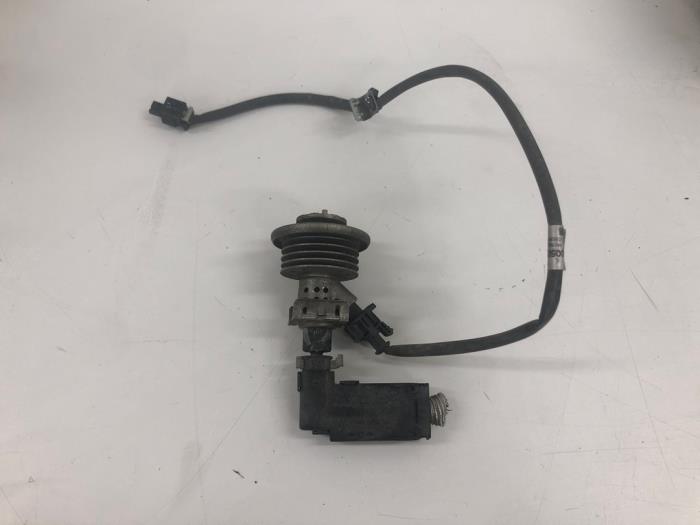 Gebruikte Adblue injector Mercedes Vito (447.6) 1.6 111 CDI 16V Prijs € 93,45 Margeregeling aangeboden door Wessel Parts & Service B.V.