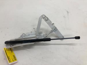 Gebruikte Motorkap Scharnier Opel Insignia Grand Sport 1.5 CDTI 12V Prijs € 59,00 Margeregeling aangeboden door Wessel Parts & Service B.V.