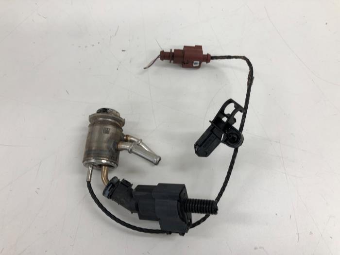 Gebruikte Adblue injector Volkswagen Passat Variant (3G5) 2.0 TDI 16V 150 Prijs € 103,95 Margeregeling aangeboden door Wessel Parts & Service B.V.
