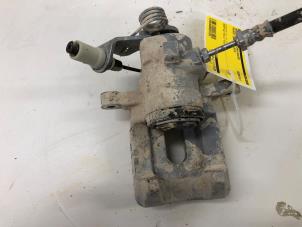 Gebruikte Remklauw (Tang) links-achter Peugeot 2008 (CU) 1.2 12V e-THP PureTech 130 Prijs € 39,00 Margeregeling aangeboden door Wessel Parts & Service B.V.