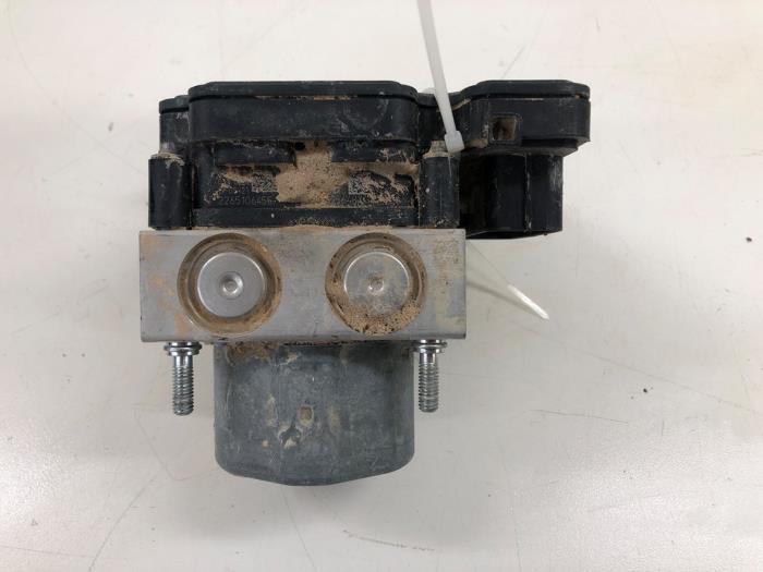 Gebruikte ABS Pomp Nissan Qashqai (J11) 1.3 DIG-T 140 16V Prijs € 156,45 Margeregeling aangeboden door Wessel Parts & Service B.V.