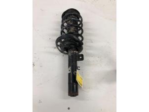 Gebruikte Schokdemperpoot links-voor Peugeot 2008 (CU) 1.2 12V e-THP PureTech 130 Prijs € 79,00 Margeregeling aangeboden door Wessel Parts & Service B.V.