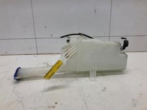 Gebruikte Ruitensproeiertank voor Kia Carens IV (RP) 1.6 GDI 16V Prijs € 79,00 Margeregeling aangeboden door Wessel Parts & Service B.V.