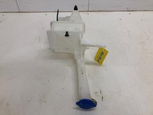 Gebruikte Ruitensproeiertank voor Kia Carens IV (RP) 1.6 GDI 16V Prijs € 79,00 Margeregeling aangeboden door Wessel Parts & Service B.V.