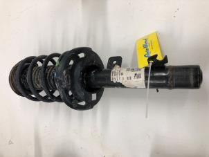 Gebruikte Schokdemperpoot links-voor Peugeot 2008 (CU) 1.2 12V e-THP PureTech 110 Prijs € 79,00 Margeregeling aangeboden door Wessel Parts & Service B.V.