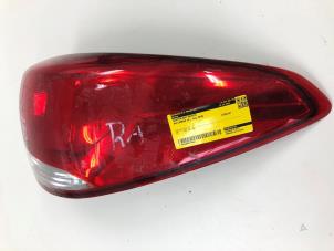 Gebruikte Achterlicht rechts Kia Carens IV (RP) 1.6 GDI 16V Prijs € 249,00 Margeregeling aangeboden door Wessel Parts & Service B.V.